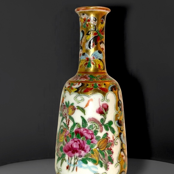 Vintage Chinese Rose Medallion Gilt Vase w/ Handpainted Flowers & Butterflies 6" - Picture 5 of 14